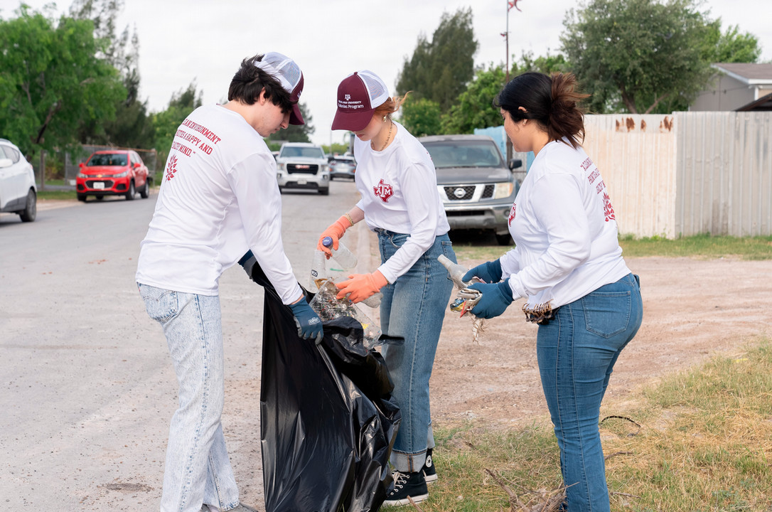 McAllen students clean up colonia.